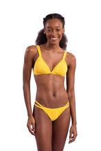Laad de afbeelding in de Gallery-viewer, Model Front: Rio De Sol Set Set Malibu-Yellow Tri-Duo Mini-Duo