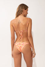 Laad de afbeelding in de Gallery-viewer, Model Back: Rio De Sol Bottom Bottom Ditsy-Butter Lacinho
