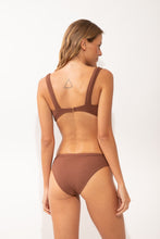 Laad de afbeelding in de Gallery-viewer, Model Back: Rio De Sol Top Top Sand-Cappuccino Mary