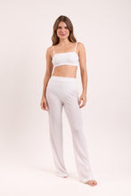 Laad de afbeelding in de Gallery-viewer, Model Front: Rio De Sol Beach Trousers Memphis-White Pants Lana