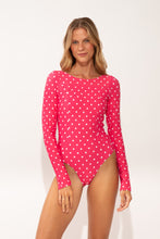Laad de afbeelding in de Gallery-viewer, Model Front: Wednesday In Hawaii By Rio De Sol One-Piece Kiko-Guava Surf