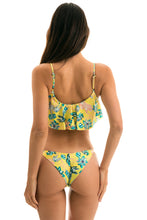 Laad de afbeelding in de Gallery-viewer, Model Back: Rio De Sol Top Top Florescer Babado