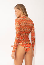 Laad de afbeelding in de Gallery-viewer, Model Back: Rio De Sol Beach Top Maracai Top Harper Long