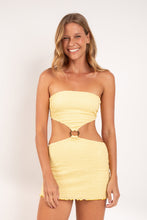 Laad de afbeelding in de Gallery-viewer, Model Front: Rio De Sol Mini Dress Drift-Butterglow Lulu Dress