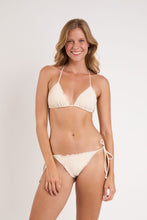 Laad de afbeelding in de Gallery-viewer, Model Front: Rio De Sol Top Top Malibu-Natural Frufru