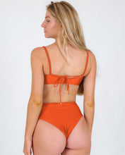Laad de afbeelding in de Gallery-viewer, Image 06: Rio De Sol Set Set Paprica Bandeau-Reto Hotpants