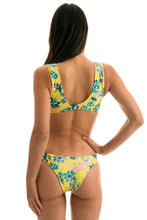 Laad de afbeelding in de Gallery-viewer, Model Back: Rio De Sol Top Top Florescer Highleg