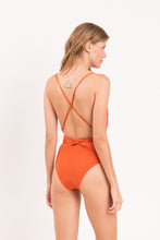 Laad de afbeelding in de Gallery-viewer, Model Back: Rio De Sol One-Piece Shimmer-Paprica New Vegas