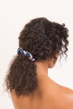 Laad de afbeelding in de Gallery-viewer, Model Front: Rio De Sol Hair Accessory Pottery Scrunchie