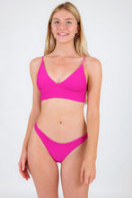 Laad de afbeelding in de Gallery-viewer, Model Front: Rio De Sol Top Top Cotele-Amaranto Tri-Tank