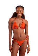 Laad de afbeelding in de Gallery-viewer, Model Front: Rio De Sol Bottom Bottom Shimmer-Paprica Cheeky-Tie