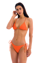 Laad de afbeelding in de Gallery-viewer, Model Front: Rio De Sol Top Top St-Tpz-Tangerina Tri-Inv