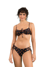 Laad de afbeelding in de Gallery-viewer, Model Front: Rio De Sol Bottom Bottom Cashew Madrid