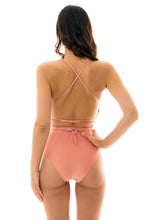 Laad de afbeelding in de Gallery-viewer, Model Back: Rio De Sol One-Piece Rose New Vegas