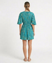 Laad de afbeelding in de Gallery-viewer, Model Back: Rio De Sol Mini Dress Rain Mini Dress