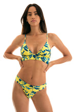 Laad de afbeelding in de Gallery-viewer, Model Front: Rio De Sol Set Lemon Flower Tri Cos