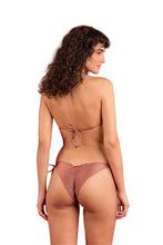 Laad de afbeelding in de Gallery-viewer, Model Back: Rio De Sol Bottom Bottom Shimmer-Copper Frufru