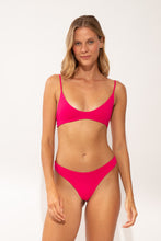 Laad de afbeelding in de Gallery-viewer, Model Front: Wednesday In Hawaii By Rio De Sol Bottom Bottom Guava Sunset