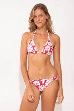 Laad de afbeelding in de Gallery-viewer, Model Front: Wednesday In Hawaii By Rio De Sol Top Top Pua-Hibiscus Mel