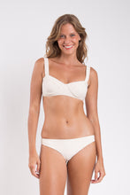 Laad de afbeelding in de Gallery-viewer, Model Front: Rio De Sol Top Top Malibu-Natural Amelia
