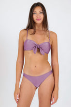 Laad de afbeelding in de Gallery-viewer, Model Front: Rio De Sol Top Top Shimmer-Harmonia Bandeau-Knot