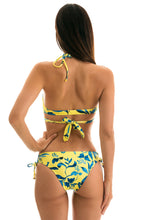 Laad de afbeelding in de Gallery-viewer, Model Back: Rio De Sol Bottom Bottom Lemon Flower Transpassado