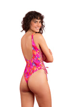 Laad de afbeelding in de Gallery-viewer, Model Back: Rio De Sol One-Piece Flavors Zoe