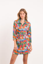 Laad de afbeelding in de Gallery-viewer, Model Front: Rio De Sol Shirtdress Jungle Chemise