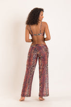 Laad de afbeelding in de Gallery-viewer, Model Back: Rio De Sol Beach Trousers Cobra Trouser