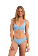 Laad de afbeelding in de Gallery-viewer, Model Front: Rio De Sol Top Top Dots-Sky Kate