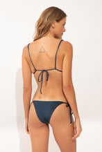 Laad de afbeelding in de Gallery-viewer, Model Back: Rio De Sol Top Top Shimmer-Shark Lia-Noa