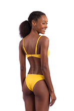 Laad de afbeelding in de Gallery-viewer, Model Back: Rio De Sol Set Set Malibu-Yellow Bandeau-Duo Essential
