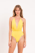 Laad de afbeelding in de Gallery-viewer, Model Front: Rio De Sol One-Piece Amarelo New Vegas