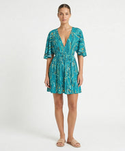 Laad de afbeelding in de Gallery-viewer, Model Front: Rio De Sol Mini Dress Rain Mini Dress