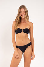 Laad de afbeelding in de Gallery-viewer, Model Front: Rio De Sol Set Set Malibu-Black Mavi Baobi