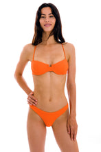 Laad de afbeelding in de Gallery-viewer, Model Front: Rio De Sol Bottom Bottom St-Tpz-Tangerina Essential
