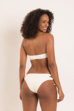 Laad de afbeelding in de Gallery-viewer, Model Back: Rio De Sol Top Top Off-White Bandeau-Reto