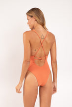 Laad de afbeelding in de Gallery-viewer, Model Back: Rio De Sol One-Piece Sand-Argila Sunny