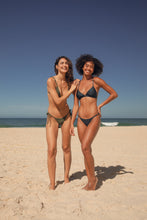 Laad de afbeelding in de Gallery-viewer, Image 11: Rio De Sol Set Set Shimmer-Shark Tri-Fixo-Noa Cheeky-Noa