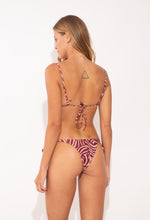 Laad de afbeelding in de Gallery-viewer, Model Back: Rio De Sol Bottom Bottom Dune Ibiza