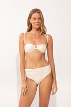 Laad de afbeelding in de Gallery-viewer, Model Front: Rio De Sol Top Top Malibu-Natural Zaya