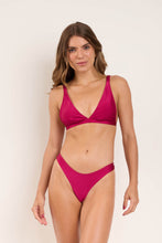 Laad de afbeelding in de Gallery-viewer, Model Front: Rio De Sol Top Top Shimmer-Desejo Alba