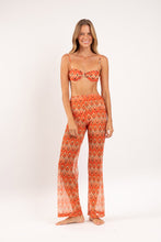 Laad de afbeelding in de Gallery-viewer, Model Front: Rio De Sol Beach Trousers Maracai Pants Lana
