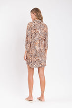 Laad de afbeelding in de Gallery-viewer, Model Back: Rio De Sol Shirtdress Leopard Chemise
