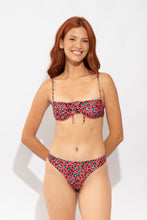 Laad de afbeelding in de Gallery-viewer, Model Front: Rio De Sol Bottom Bottom Coral-Feline Nice-Fio