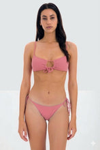 Laad de afbeelding in de Gallery-viewer, Model Front: Rio De Sol Top Top Confetti Mila