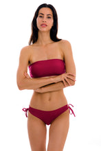 Laad de afbeelding in de Gallery-viewer, Model Front: Rio De Sol Set Set Uv-Desejo Bandeau-Reto Madrid