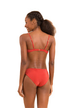 Laad de afbeelding in de Gallery-viewer, Model Back: Rio De Sol Bottom Bottom Malibu-Chili Essential-Comfy
