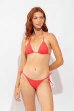 Laad de afbeelding in de Gallery-viewer, Model Front: Rio De Sol Top Top Cali-Flamingo Tri-Inv