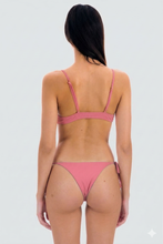 Laad de afbeelding in de Gallery-viewer, Model Back: Rio De Sol Top Top Confetti Mila